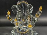 une photo d'une figurine en verre représentant un éléphant posée sur une table