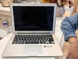 une femme debout à côté d'un ordinateur portable posé sur une table