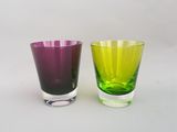 deux verres posés l'un à côté de l'autre sur une table