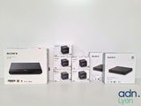 Plusieurs cartons contenant les nouveaux produits de Sony sont posés sur une table