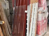Plusieurs morceaux de bois sont empilés dans un entrepôt