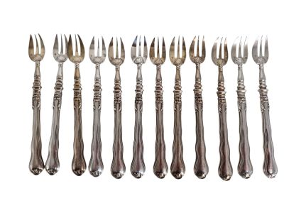 DOUZE FOURCHETTES à gâteau en argent, les manches en argent …