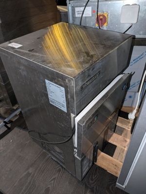 une image d'un four commercial dans un entrepôt
