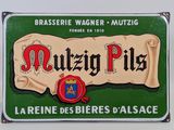 une vieille plaque métallique sur laquelle figurent un parchemin et un sceau