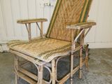 un fauteuil inclinable qui se trouve dans un garage