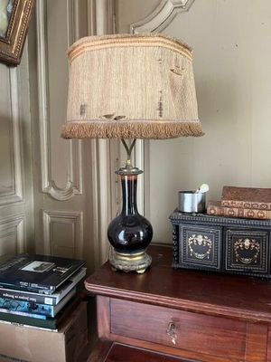 une lampe posée sur une table dans une pièce