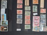 de nombreux types de timbres exposés sur une table