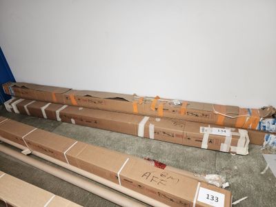 de nombreux cartons posés les uns à côté des autres sur le sol