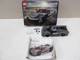 une boîte de Lego Technic posée sur une table à côté d'une petite voiture