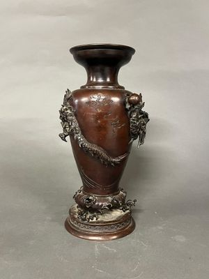 un vase orné d'un dragon