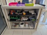 un petit meuble de cuisine sur lequel sont posés de nombreux objets
