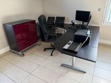 un bureau sur lequel sont posés deux ordinateurs et un ordinateur portable