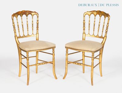une paire de chaises « chiavata » dorées avec des coussins rembourrés beiges