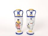 une paire de vases bleus et blancs ornés d'une peinture représentant une femme et un homme