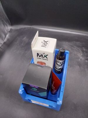 une boîte contenant une bouteille de liquide et une boîte dans laquelle se trouve une bouteille de liquide