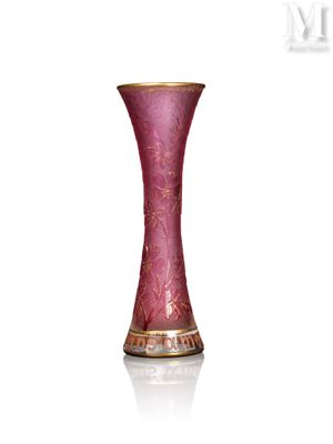 un vase rose posé sur une surface blanche