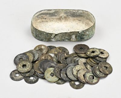 un lot de pièces de monnaie posées sur une table