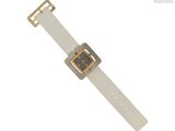 une image d'un gros plan d'une montre-bracelet sur une surface blanche