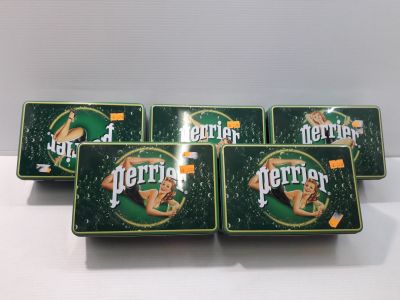 quatre caisses de bière Perrier posées sur une table
