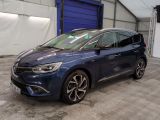 une voiture bleue garée devant une porte de garage bleue