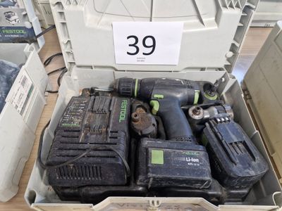 de nombreux outils dans une boîte sur laquelle est apposée une étiquette de prix