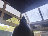 une lampe à lumière noire suspendue au plafond d'une pièce