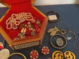 une boîte avec un tas de bijoux à l'intérieur