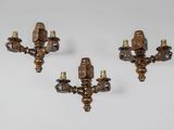trois appliques murales en laiton antique sur fond blanc
