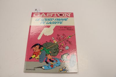 un livre rose sur lequel figure un personnage de bande dessinée