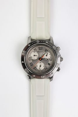 gros plan d'une montre sur une surface blanche