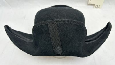 un chapeau noir avec un ruban noir, un chapeau noir avec un ruban noir, un chapeau noir avec un ruban noir, un chapeau noir avec un ruban noir
