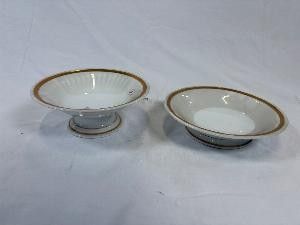 Compotier et sa soucoupe, en porcelaine blanche.