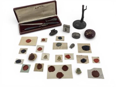 Série d’empreintes de cachets de cire sur papier, en rouge e… - Photo 1