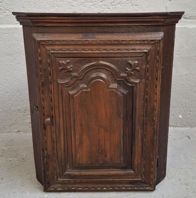 Étagère d'angle en bois naturel, la porte à décor sculpté de…