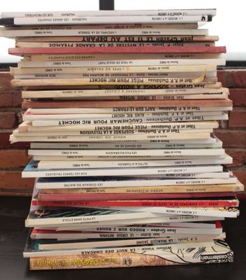 plusieurs livres empilés sur une table