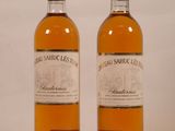 deux bouteilles de vin posées l'une à côté de l'autre sur une table