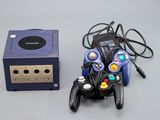 une manette de jeu vidéo à côté d'une boîte de jeu