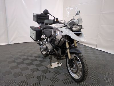 une moto qui est garée dans une pièce dont le sol est en damier