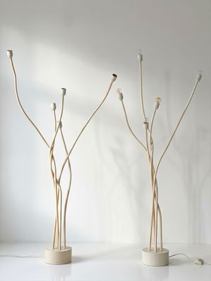 trois vases blancs posés sur une table blanche