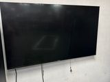 un téléviseur à écran plat fixé au mur d'une pièce