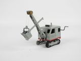 un camion jouet avec une grue attachée à son dos