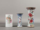 trois vases posés l'un à côté de l'autre sur une table