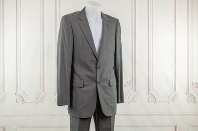 un costume posé sur un mannequin devant un mur