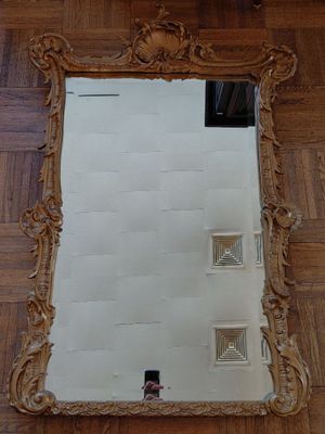 un miroir posé par terre dans une pièce