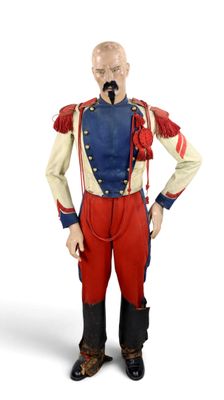 une statue représentant un homme en uniforme militaire
