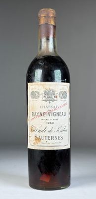 une bouteille de vin posée sur une table