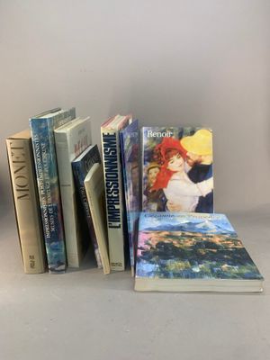 plusieurs livres sont empilés sur une table