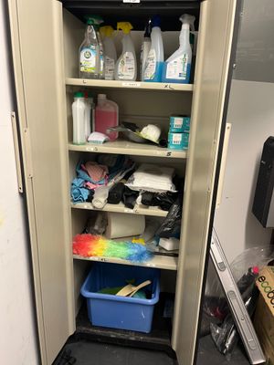 une armoire contenant de nombreux produits d'entretien