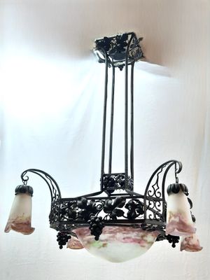 un lustre suspendu au plafond d'une pièce