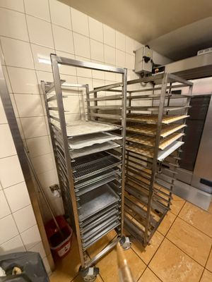 de nombreux plateaux de nourriture posés sur une étagère dans la cuisine